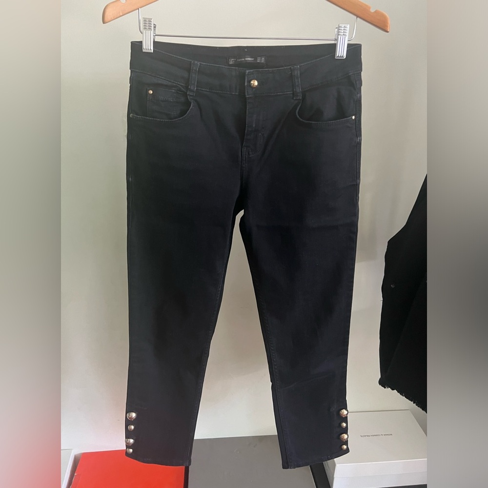 Black three quarter length zara black pants

Worn a few times and stretch mater